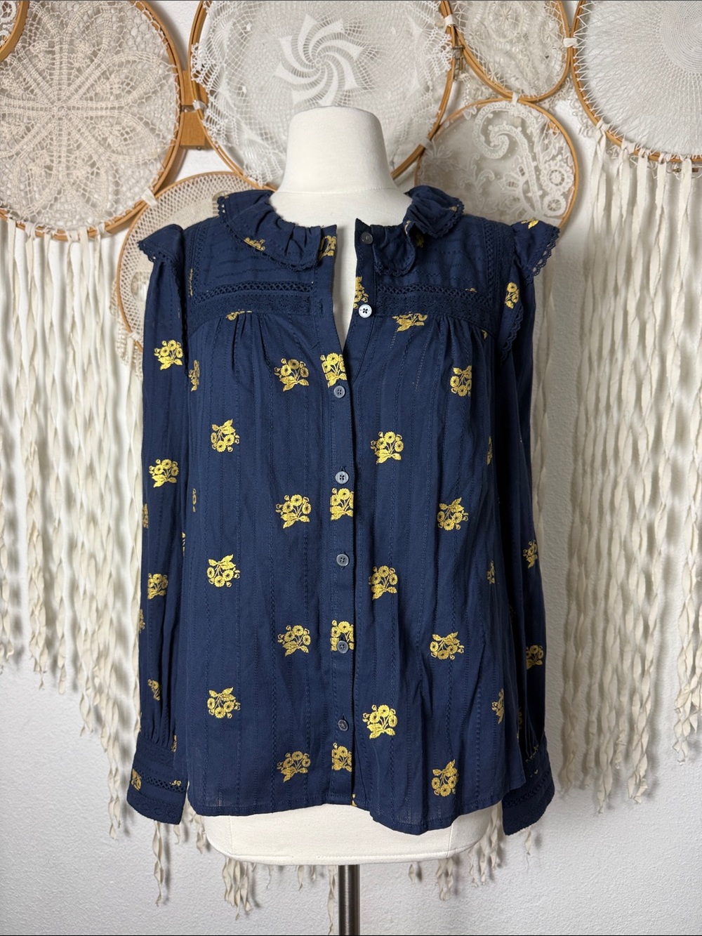 Boden Crochet Trim Ruffle Sleeve Button Down Blouse in Navy and Gold Floral US8 - Picture 2 of 13